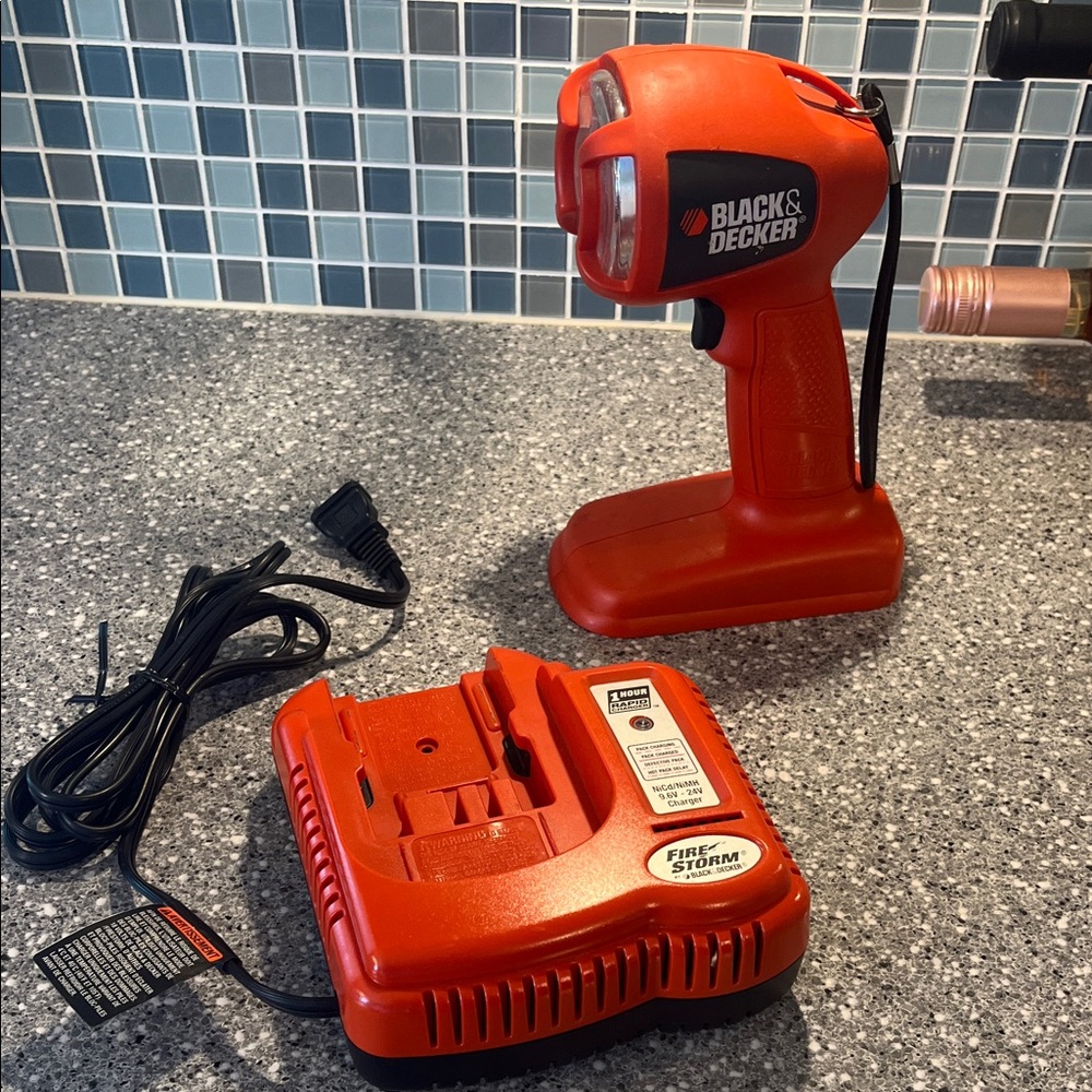 Black & Decker Firestorm Charger with bonus Flashlight - Picture 2 of 5